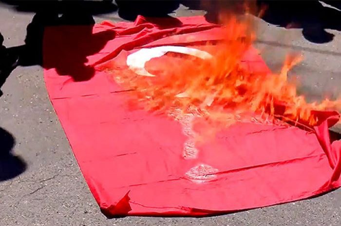  “Daşnaksütyun” nümayəndələri Türkiyə bayrağını yandırdılar 