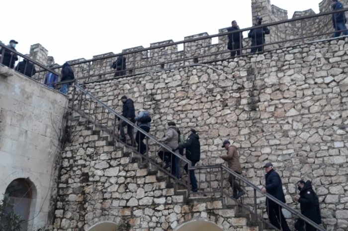  Des représentants des médias et des ONG, et des militants publics visitent la forteresse de Chahboulag 