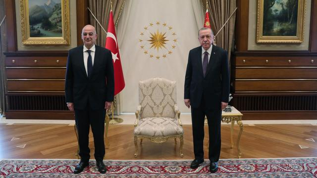 أردوغان يستقبل وزير خارجية اليونان