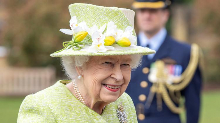 Queen unterhält Offizier mit Russland-Witz
