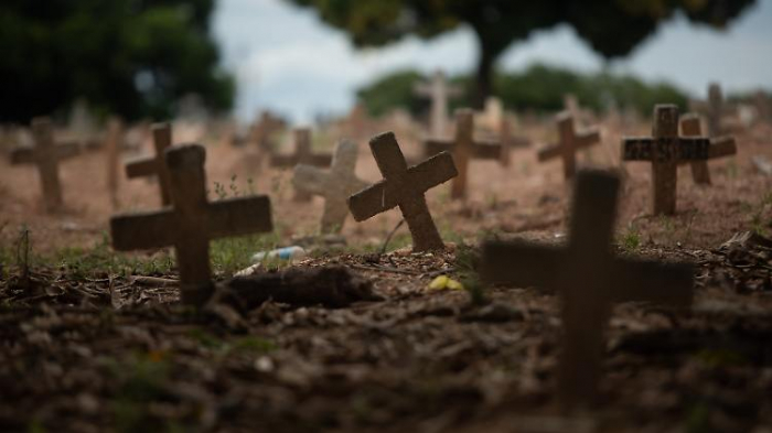 Sao Paolo leert alte Gräber für Corona-Opfer