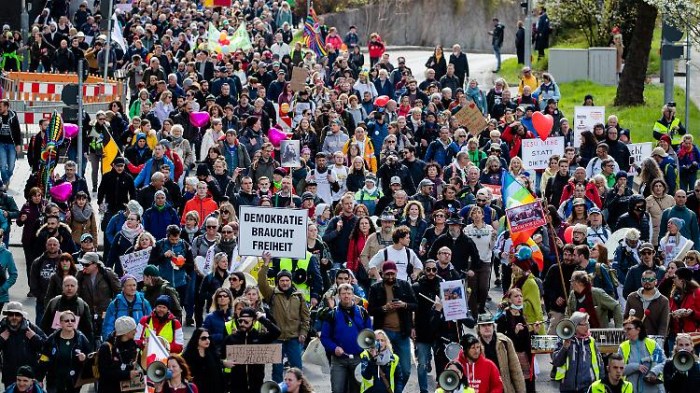 10.000 Querdenker protestieren in Stuttgart