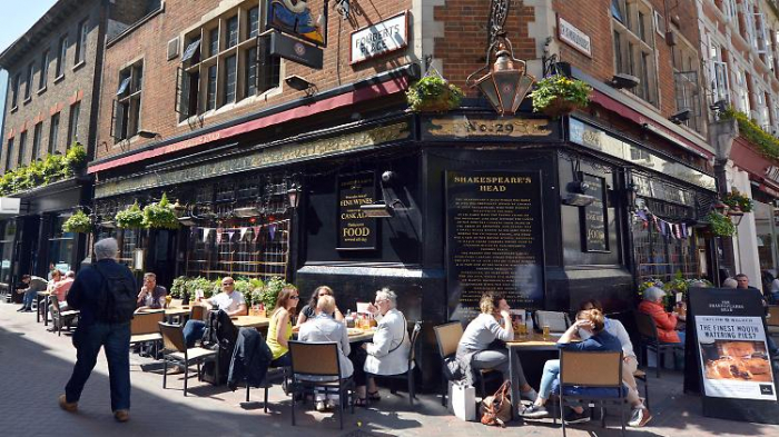  England öffnet Biergärten und Fitnessstudios 