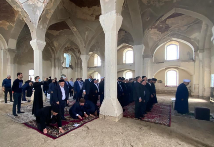   Vorsitzender des kaukasischen Muslimbüros betet in Dschuma-Moschee  