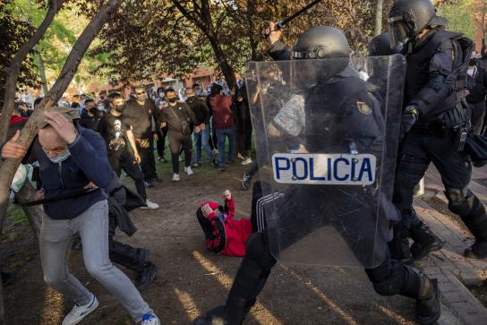 Los disturbios de Vallecas por el mitin de Vox dejan 35 heridos