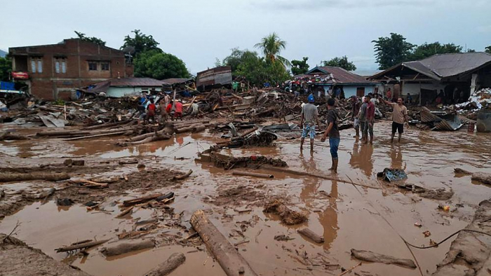  Thousands evacuated following flash floods in Indonesia -  NO COMMENT  