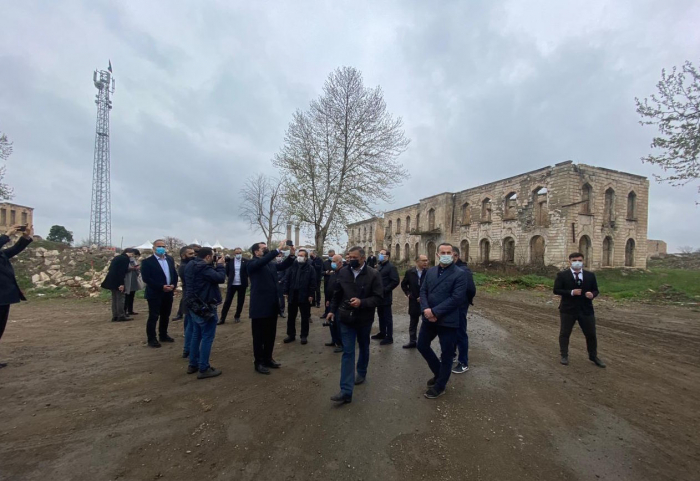   Delegation des Turkischen Rates besucht Agdams zerstörtes Dramatheater  