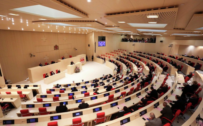   En el parlamento de Georgia discuten el asunto de Karabaj  