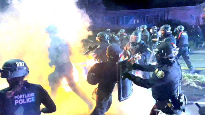 Protesta tras la muerte de Daunte Wright termina en disturbios cerca de una estación de Policía en Portland