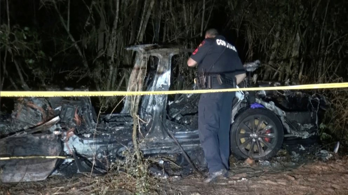 Un accidente de un auto Tesla “sin nadie al volante” dejó dos muertos en EEUU