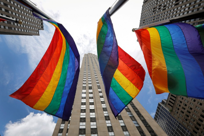 Anthony Blinken autorizó a las embajadas estadounidenses a colocar la bandera LGBTQ en el mismo asta que la de EEUU