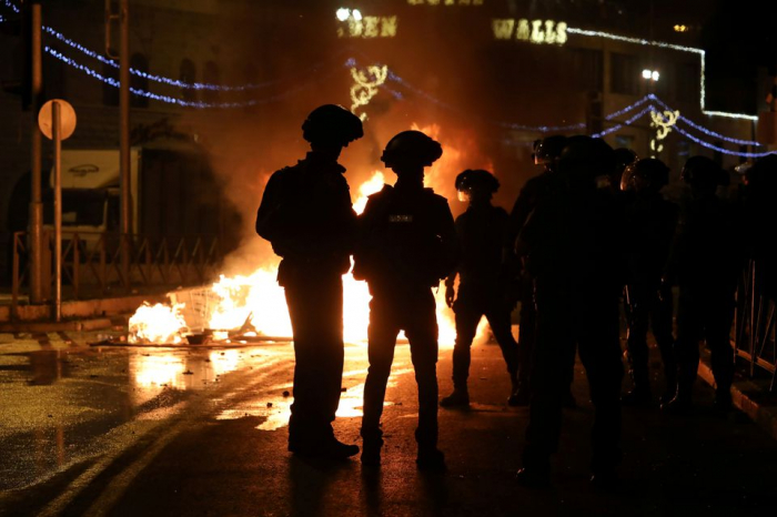 Nearly 100 people wounded in Jerusalem clashes; Israeli nationalists shout 