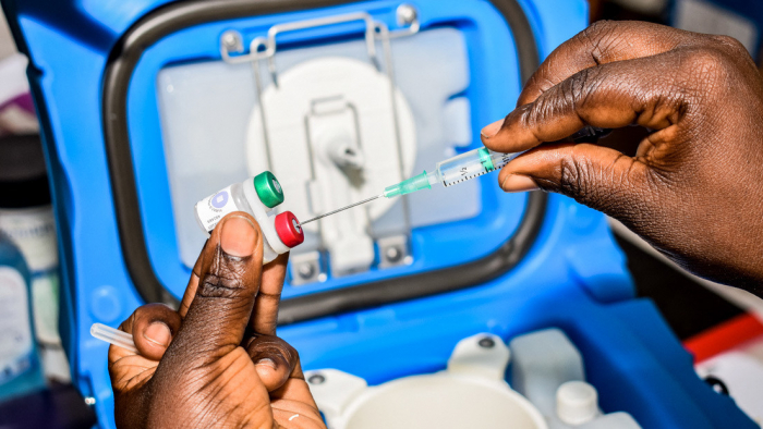 Desarrollan la primera vacuna contra la malaria que muestra un 77 % de eficacia en un ensayo de la fase IIb