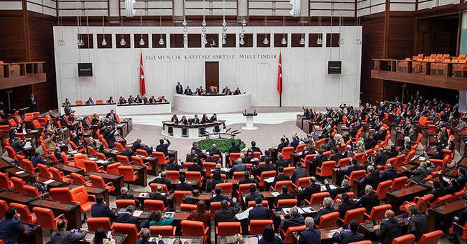 Türkisches Parlament diskutiert die Kriegsverbrechen Armeniens