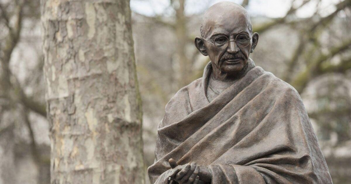  Warum wurde das Gandhi-Denkmal in Eriwan entweiht? -  FOTO  