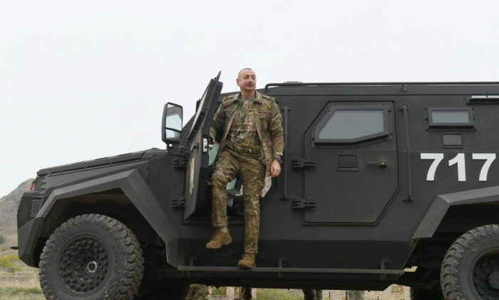 El presidente Ilham Aliyev se familiariza con el nuevo equipo militar en Karabaj -  VIDEO  
