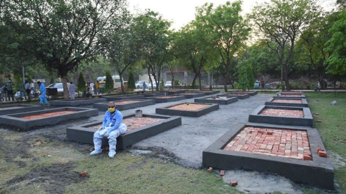 India: Delhi adds makeshift crematoriums as Covid deaths rise