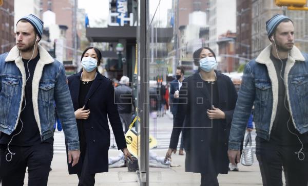 EE.UU. recomienda que los vacunados dejen de llevar mascarilla al aire libre