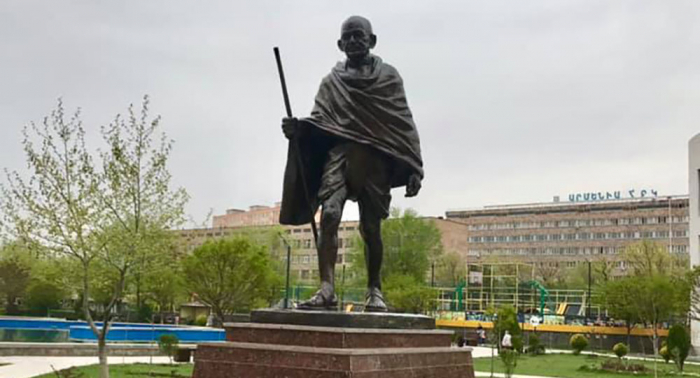   La statue de Mahatma Gandhi incendiée à Erevan  
