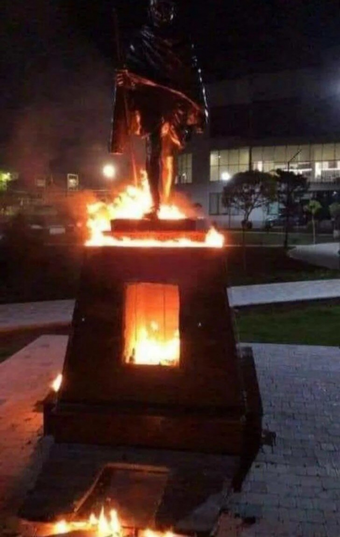  El monumento a Gandhi fue incendiado en Ereván -  FOTOS  