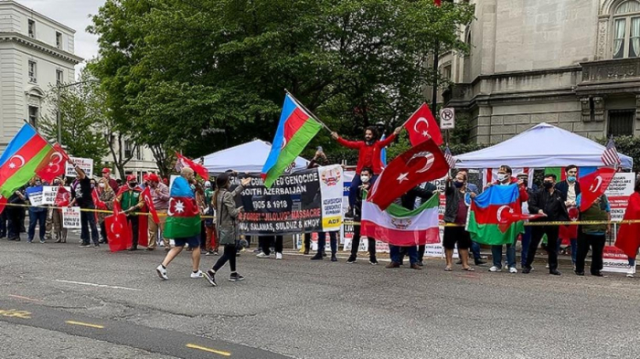 La comunidad turco-estadounidense protesta en Washington contra la declaración de Joe Biden