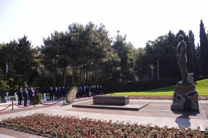 Iraqi parliamentary delegation pays respect to national leader Heydar Aliyev and Azerbaijani heroes