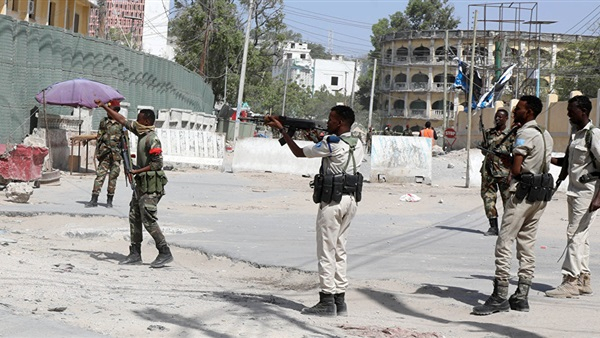 الحكومة الصومالية تدعو إلى وقف فوري لإطلاق النار وعقد اجتماع بعد مواجهات في مقديشو