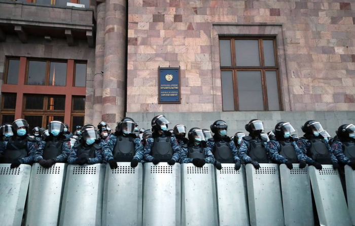  متظاهرون مقيدون أنفسهم إلى باب مبنى حكومي في أرمينيا -  فيديو  