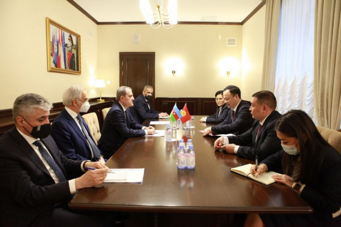  وزير خارجية أذربيجان يلتقى مع وزيرقيرخارجية غيزستان 