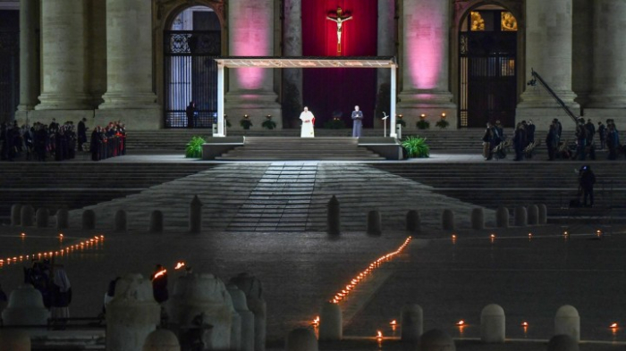 Papst Franziskus betet den Kreuzweg