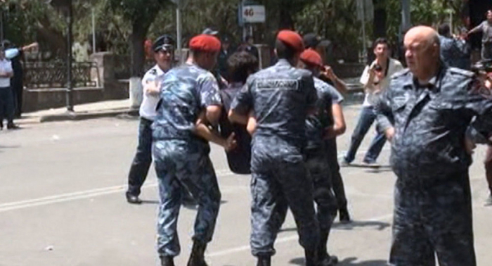  Ermənistan polisi müxalifətçiləri saxlayıb  