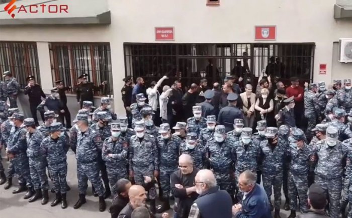 Ermənistan MN-in binası qarşısında gərginlik davam edir