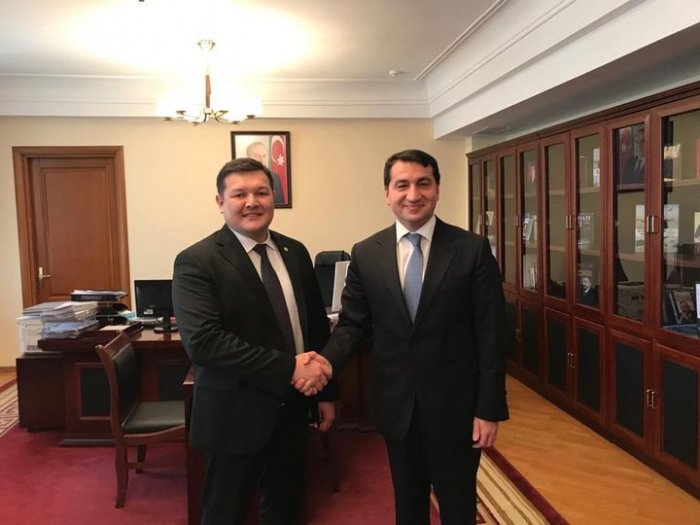Hikmət Hacıyev Qazaxıstan rəsmisi ilə görüşüb 