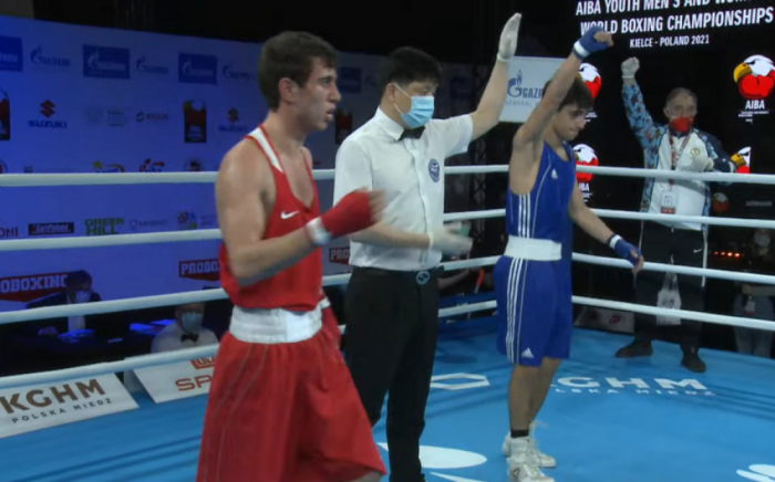 Un boxeador azerbaiyano derrota a un rival armenio en el Campeonato Mundial Juvenil de la AIBA 2021