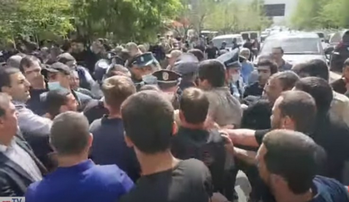  Pashinyan accueilli par une manifestation à Zangazour -  VIDEO  