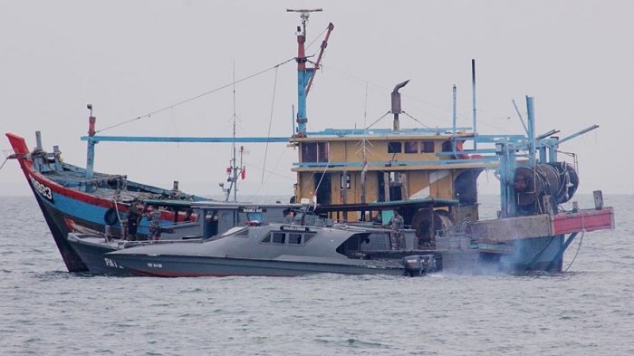 Çində balıqçı gəmisi batıb, 12 nəfər ölüb