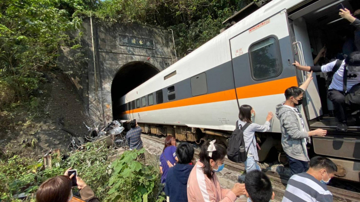 Train crash kills at least 48 in Taiwan - UPDATED 