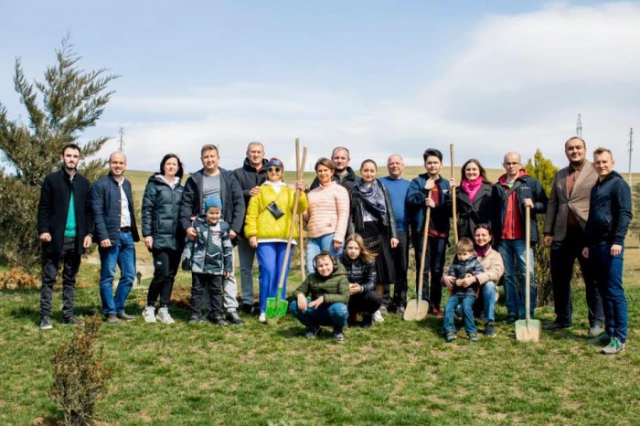 Ukraynalı diplomatlar ağacəkmə kampaniyasına qoşulublar  