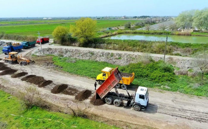 Salyanda 5 kəndin yolu yenidən qurulur  
