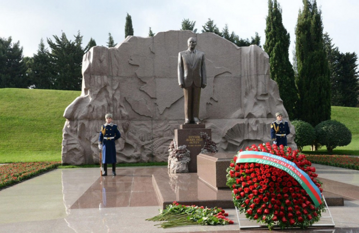  السفراء والملحقون العسكريون يزورون قبر حيدر علييف  