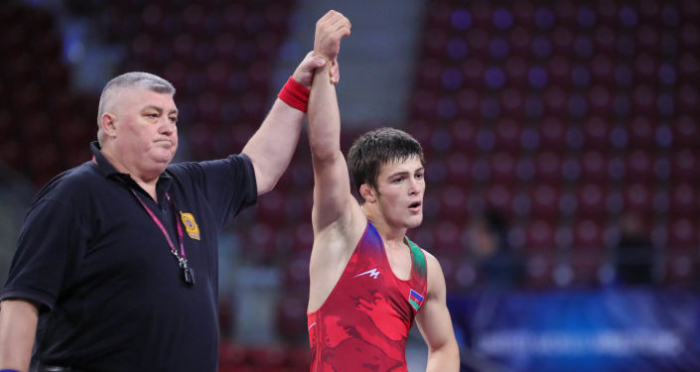   Luchador azerbaiyano gana el oro al vencer a armenio en la final  