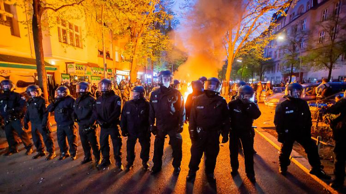 Demos am 1. Mai enden in Gewalt