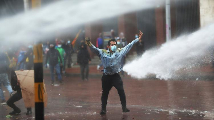 Demonstrierende greifen Kongress in Bogotá an