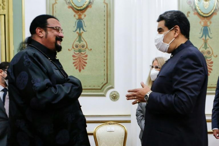 Venezuelas Präsident Maduro erhält Samurai-Schwertgeschenk von Steven Seagal