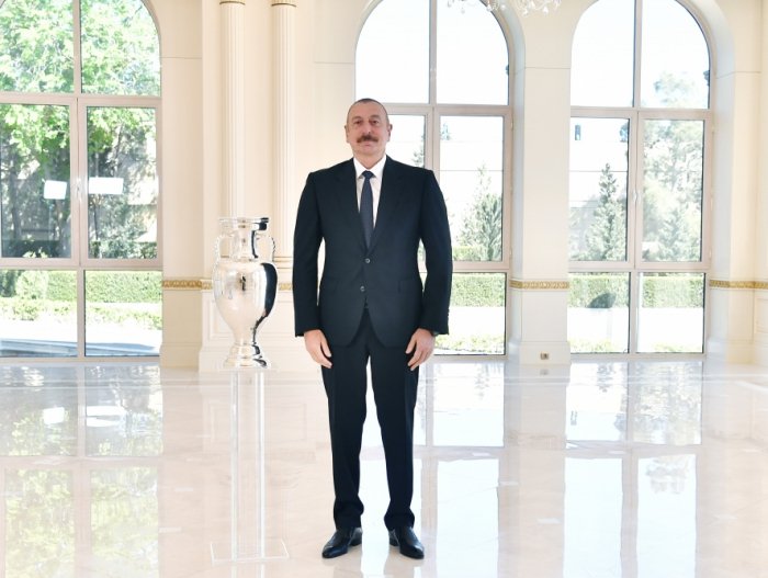  El trofeo de la EURO 2020 se presenta al presidente Ilham Aliyev -  FOTOS  