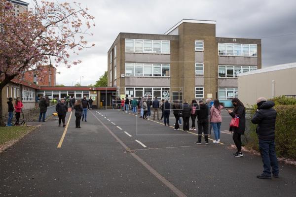 Cierran los colegios electorales en las municipales y regionales británicas