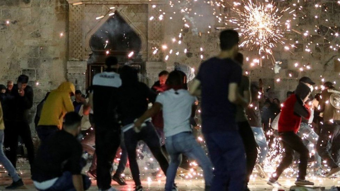 Al-Aqsa mosque: Dozens wounded in Jerusalem clashes
