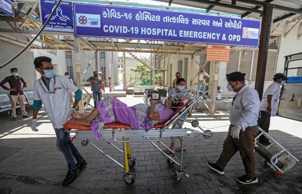 La India supera por primera vez la barrera de las 4.000 muertes diarias