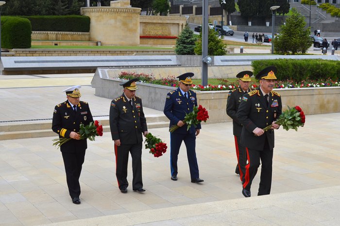  El liderazgo del Ministerio de Defensa visita el monumento de Hazi Aslanov -  FOTOS+VIDEO  