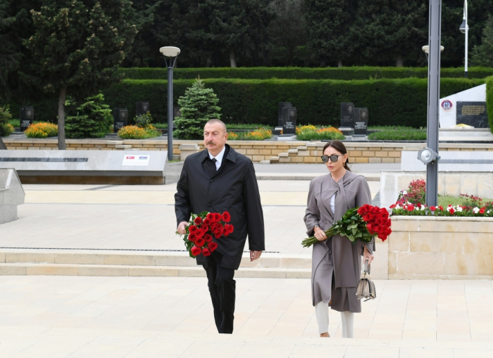  El presidente y la primera dama visitan la tumba de Hazi Aslanov - FOTOS
